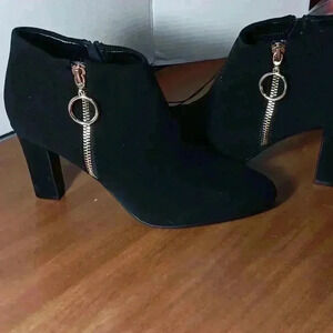 "IMPO"‎ Ladies short black Boots Gold accent zipper Size 7.5